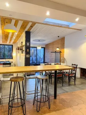 Cuisine ou kitchenette dans l'établissement L'échappée, piscine, billard et parking privé