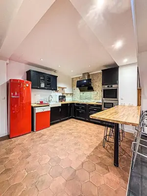 Cuisine ou kitchenette dans l'établissement L'échappée, piscine, billard et parking privé