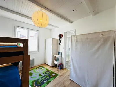 Un ou plusieurs lits dans un hébergement de l'établissement Charmante maisonnette à Fouras, 200m de la plage, idéale pour 4 personnes - FR-1-709-86