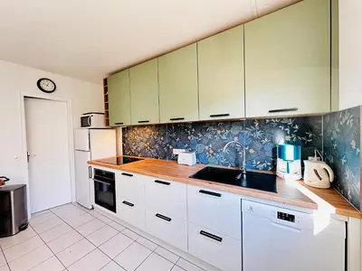 Cuisine ou kitchenette dans l'établissement Charmante maisonnette à Fouras, 200m de la plage, idéale pour 4 personnes - FR-1-709-86