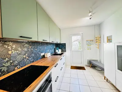 Cuisine ou kitchenette dans l'établissement Charmante maisonnette à Fouras, 200m de la plage, idéale pour 4 personnes - FR-1-709-86