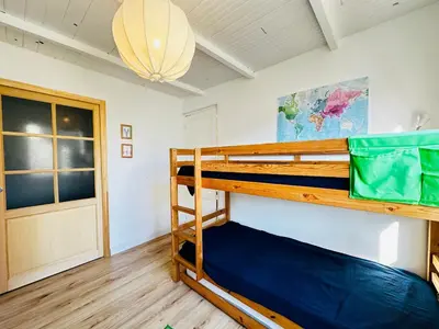 Un ou plusieurs lits dans un hébergement de l'établissement Charmante maisonnette à Fouras, 200m de la plage, idéale pour 4 personnes - FR-1-709-86