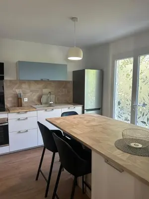 Cuisine ou kitchenette dans l'établissement Gîte Jumapi family house with swimming pool