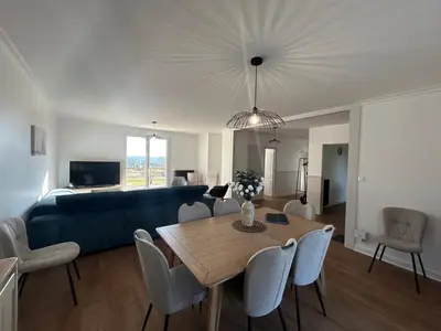 Télévision ou salle de divertissement dans l'établissement Jumapi house