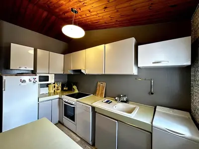 Cuisine ou kitchenette dans l'établissement La Salamandre - Situé en plein coeur de ville et proche des thermes