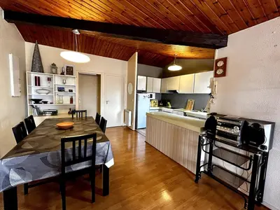 Cuisine ou kitchenette dans l'établissement La Salamandre - Situé en plein coeur de ville et proche des thermes