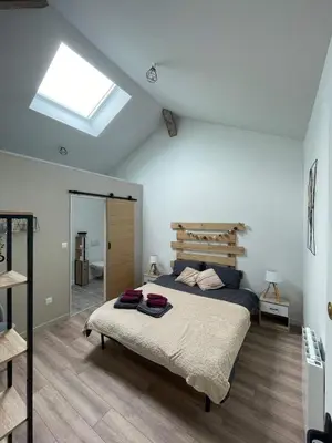Un ou plusieurs lits dans un hébergement de l'établissement Maison Les Iris - 2 chambres et 2 salles de bain - 2 à 4 personnes - Futuroscope