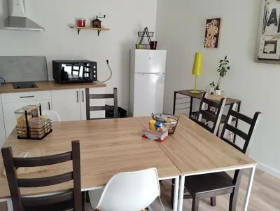 Cuisine ou kitchenette dans l'établissement Maison Les Iris - 2 chambres et 2 salles de bain - 2 à 4 personnes - Futuroscope
