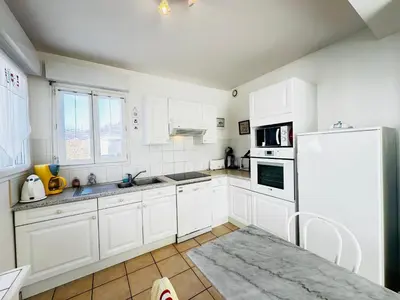 Cuisine ou kitchenette dans l'établissement Maison lumineuse à Fouras, proche mer, 6 pers, 3 ch, jardin - FR-1-709-89