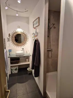 Salle de bains dans l'établissement Le Chai de Villiers