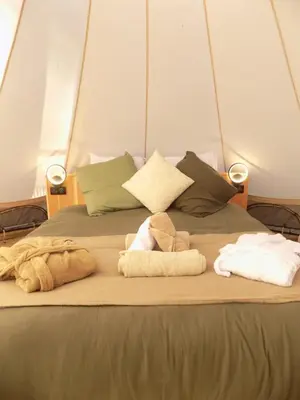Un ou plusieurs lits dans un hébergement de l'établissement Tente luxe avec jacuzzi vue lac 3