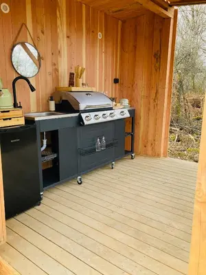 Barbecue disponible mis à disposition des clients de la tente de luxe