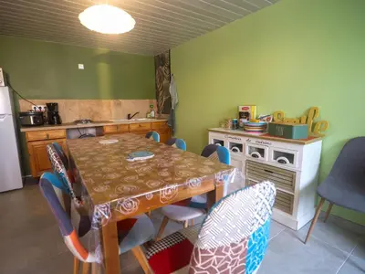 Cuisine ou kitchenette dans l'établissement Le Clos du Tramaillou gite La Grand Voile pour 6 S