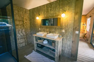 Salle de bains dans l'établissement You and Me Glamping