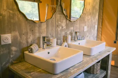 Salle de bains dans l'établissement You and Me Glamping