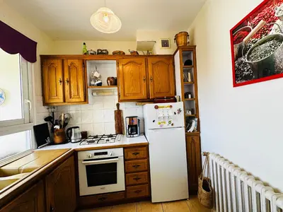 Cuisine ou kitchenette dans l'établissement Location familiale à Fouras, 8 pers, près plages et centre - FR-1-709-87