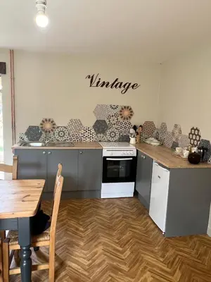 Cuisine ou kitchenette dans l'établissement Gite Vigne - stay on a vineyard, overlooking the vines in this 2 bedroomed gite