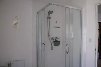 Salle de bains dans l'établissement Gites de la Vergne