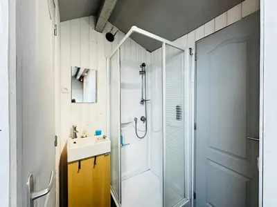 Salle de bains dans l'établissement Charmante maison à 200m de la plage pour 5 personnes - FR-1-709-94