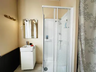 Salle de bains dans l'établissement Charmante maison à 200m de la plage pour 5 personnes - FR-1-709-94