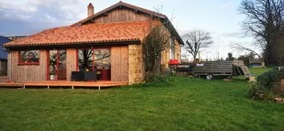 Jardin de l'établissement Gîte en matériaux naturels Sauna, couchers de soleil et chevaux