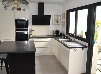 Cuisine ou kitchenette dans l'établissement La vie est belle à 10 minutes de La Rochelle