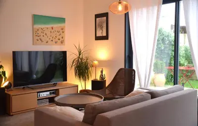Télévision ou salle de divertissement dans l'établissement La vie est belle à 10 minutes de La Rochelle