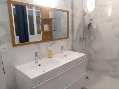 Salle de bains dans l'établissement Appartement cosy et atypique RDC centre ville