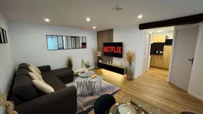 Télévision ou salle de divertissement dans l'établissement Escapade à 10mn à pied du centre Élégant & Moderne