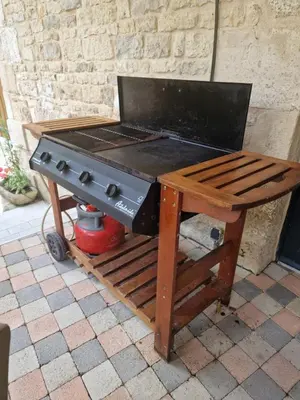Barbecue disponible mis à disposition des clients de l'appartement