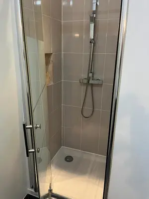 Salle de bains dans l'établissement Le Contemporain