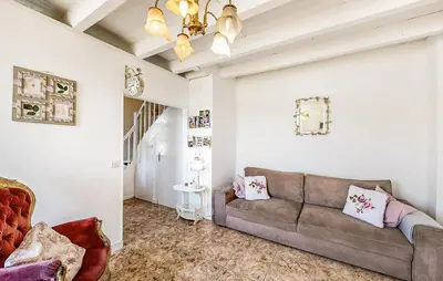 Coin salon dans l'établissement 2 Bedroom Cozy Home In Oradour-Fanais