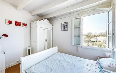 Un ou plusieurs lits dans un hébergement de l'établissement 2 Bedroom Cozy Home In Oradour-Fanais