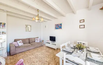 Télévision ou salle de divertissement dans l'établissement 2 Bedroom Cozy Home In Oradour-Fanais