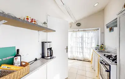 Cuisine ou kitchenette dans l'établissement 2 Bedroom Cozy Home In Oradour-Fanais