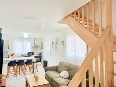 Coin salon dans l'établissement TRIO HOME,3 chambres, parking privé gratuit, wifi haut débit, 10min LA ROCHELLE,15min île de ré