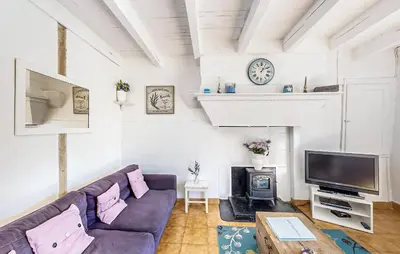 Télévision ou salle de divertissement dans l'établissement Lovely Home In Oradour-Fanais With Wifi