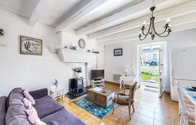 Coin salon dans l'établissement Lovely Home In Oradour-Fanais With Wifi
