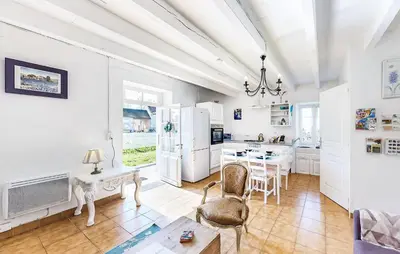 Cuisine ou kitchenette dans l'établissement Lovely Home In Oradour-Fanais With Wifi