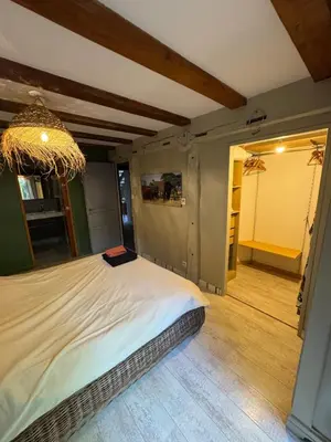 Un ou plusieurs lits dans un hébergement de l'établissement Marais Inn, maison typique avec piscine et jardin arboré, 10 kms Niort