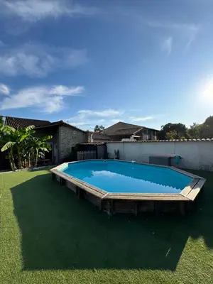Piscine de l'établissement Marais Inn, maison typique avec piscine et jardin arboré, 10 kms Niort ou située à proximité