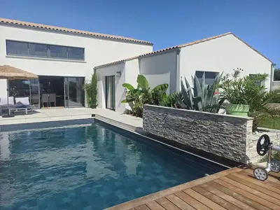 Piscine de l'établissement La villa du bonheur ou située à proximité