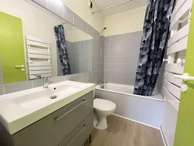 Salle de bains dans l'établissement STUDIO La Rochelle - LR930-001