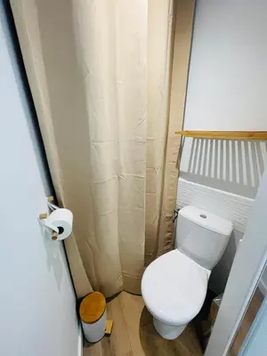 Salle de bains dans l'établissement Le petit Saintonge-cour privée et climatiseur