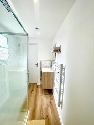 Salle de bains dans l'établissement Le petit Saintonge-cour privée et climatiseur