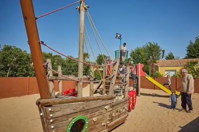 Aire de jeux pour enfants de l'établissement Camping 2 Plages et Océan - Maeva