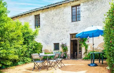 Jardin de l'établissement Gîte du Pin - Abbaye Béruges