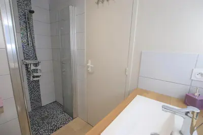 Salle de bains dans l'établissement Appartement avec piscine et accès direct à la mer