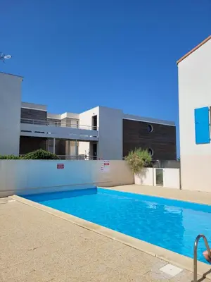 Piscine de l'établissement Appartement avec piscine et accès direct à la mer ou située à proximité