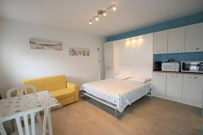 Cuisine ou kitchenette dans l'établissement Appartement avec piscine et accès direct à la mer